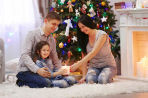 año-nuevo-familia-junto-arbol-Grupo-Domus